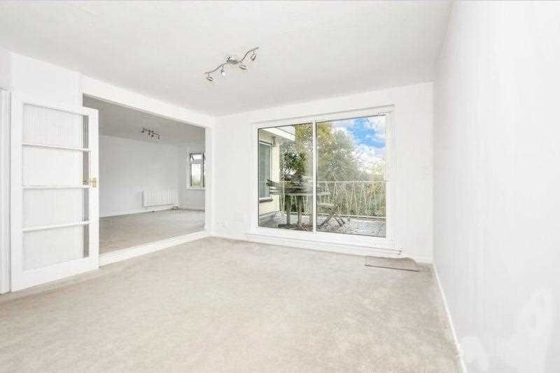 Property photo 3 of 8 Lounge