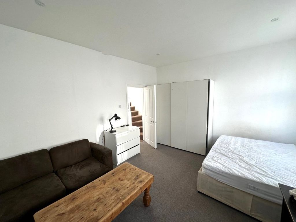 Property photo 3 of 7 Living