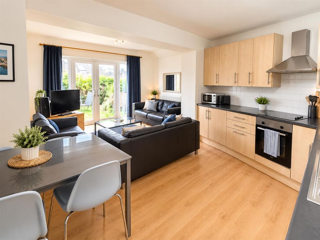 Property photo 1 of 11 Bright Open-Plan Living And Kitchen.Png
