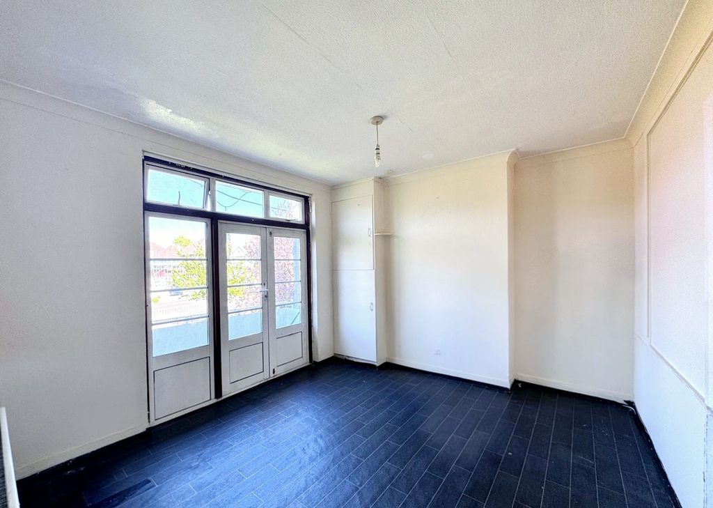 Property photo 1 of 7 177B Harrow Road (5)