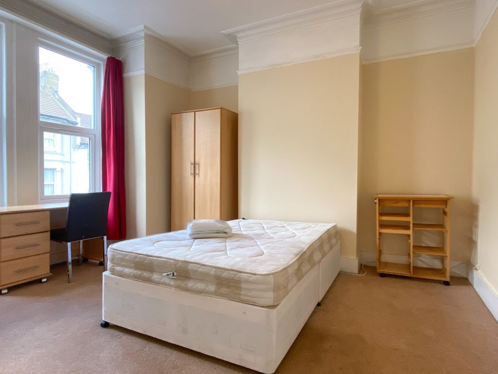 Property photo 3 of 8 A Spacious Double Bedroom Featuring A Comfortable ...