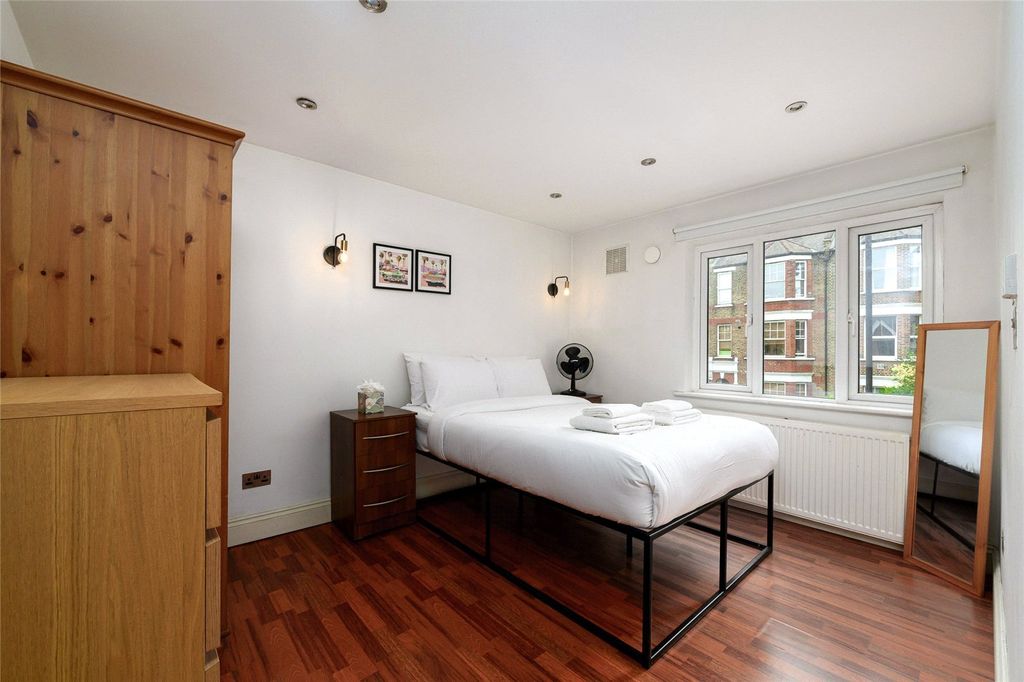 Property photo 3 of 10 Bedroom
