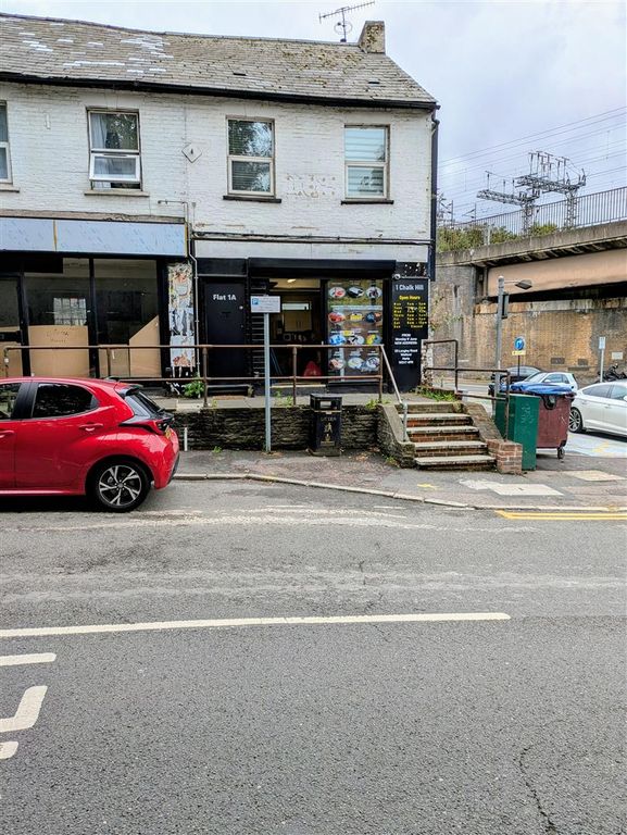 Property photo 3 of 9 1A Chalk Hill (2).Jpg