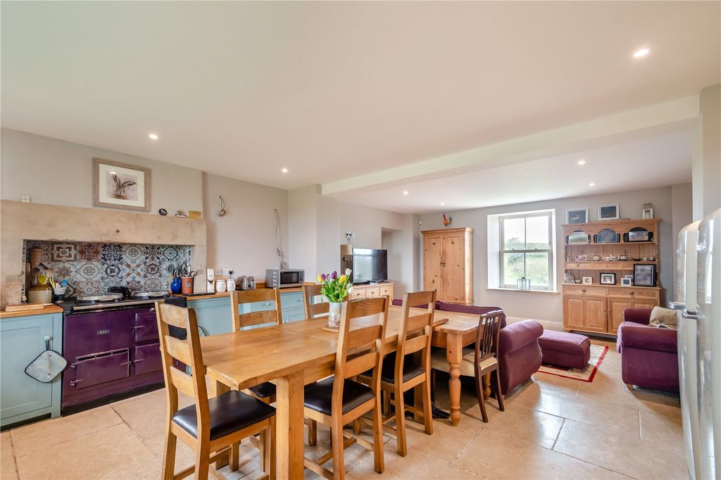 Property photo 3 of 25 Dining Kitchen