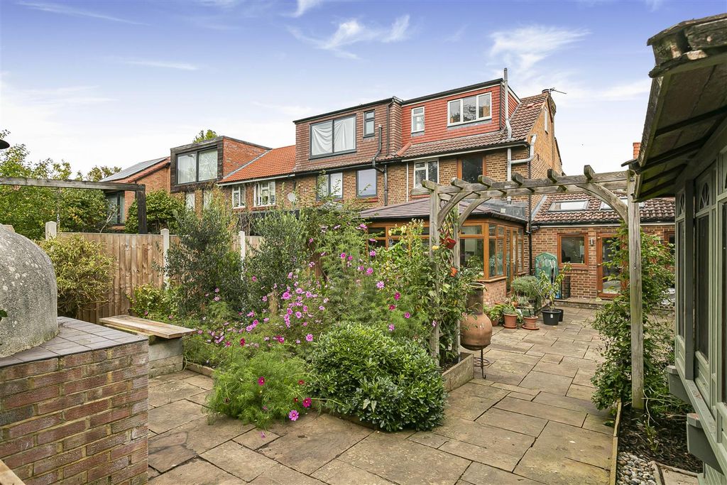 Property photo 2 of 32