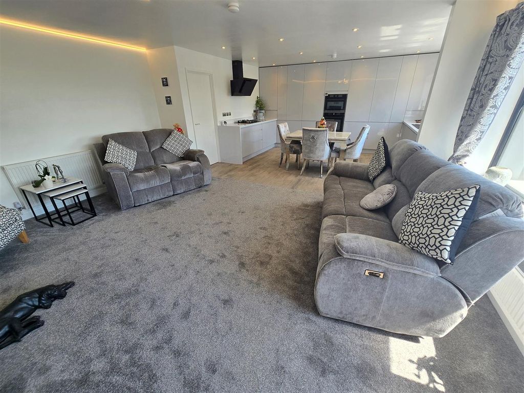 Property photo 3 of 26 Bungalow Lounge/Diner/Kitchen