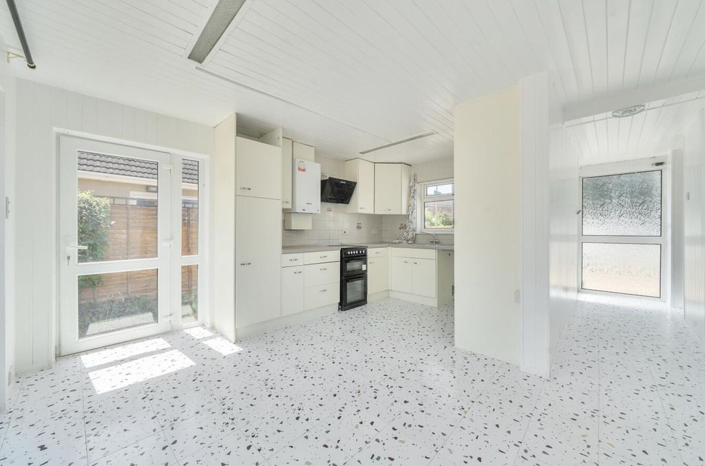 Property photo 2 of 16 Rownhams Road 100 (14).Jpg