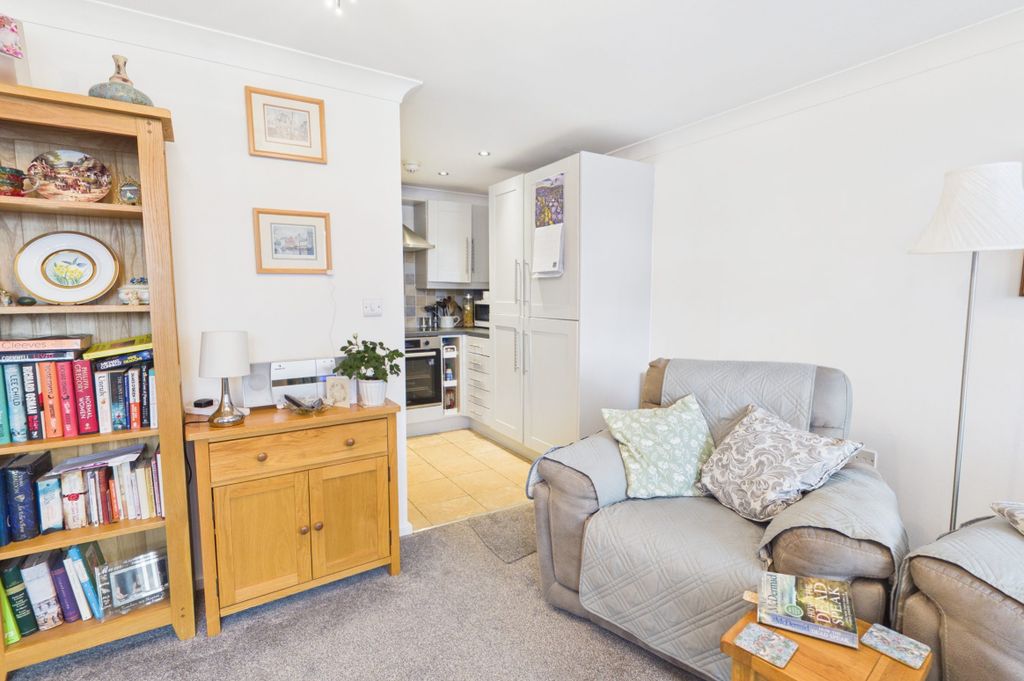 Property photo 3 of 7 Living Room/ Kitchen