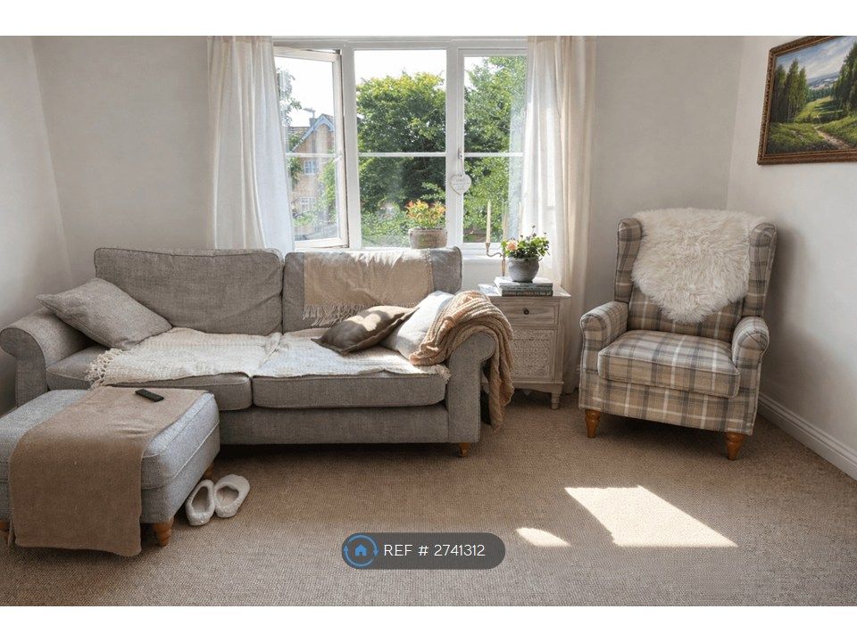 Property photo 1 of 18 Livingroom