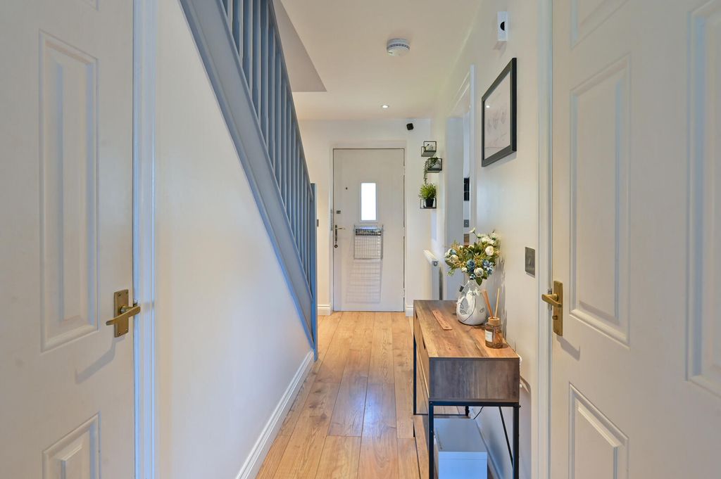 Property photo 3 of 18 Hallway