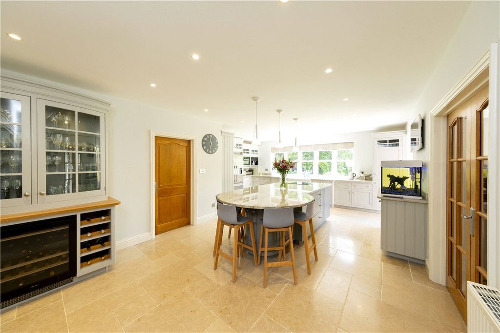 Property photo 2 of 39 Kitchen/Breakfast