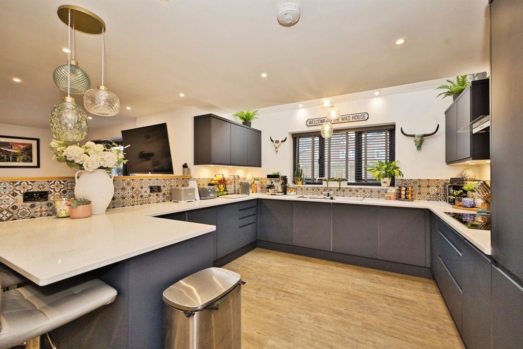 Property photo 2 of 30