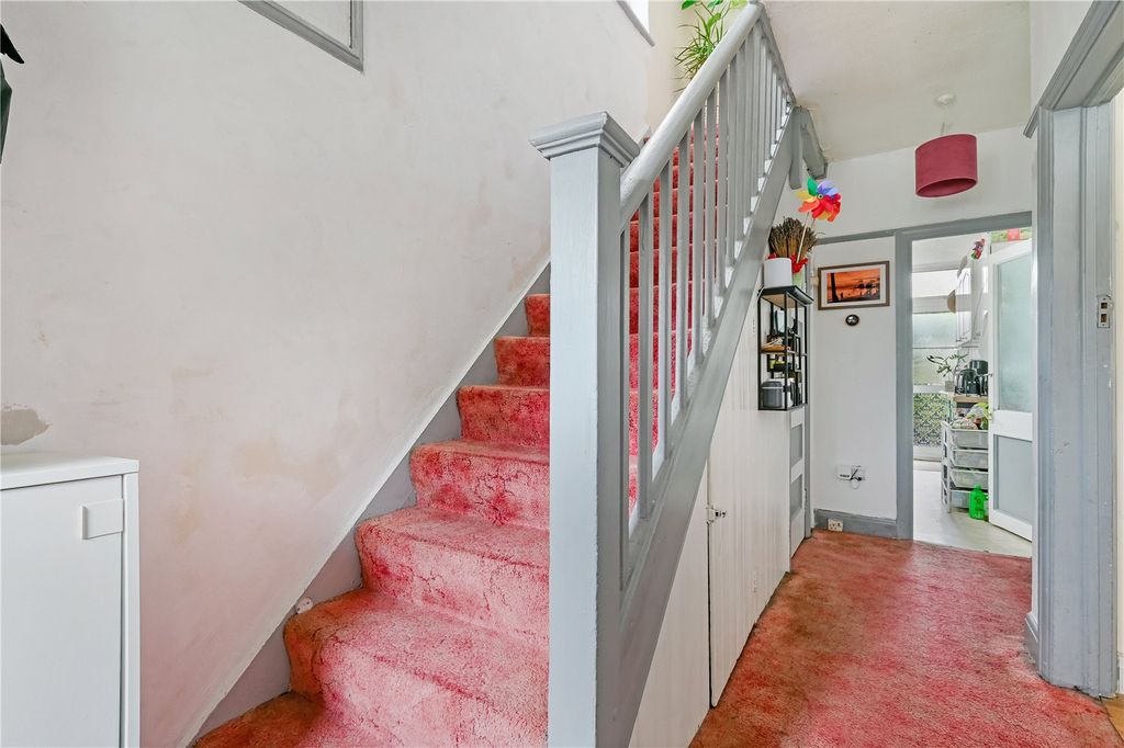 Property photo 3 of 16 Clovelly Avenue