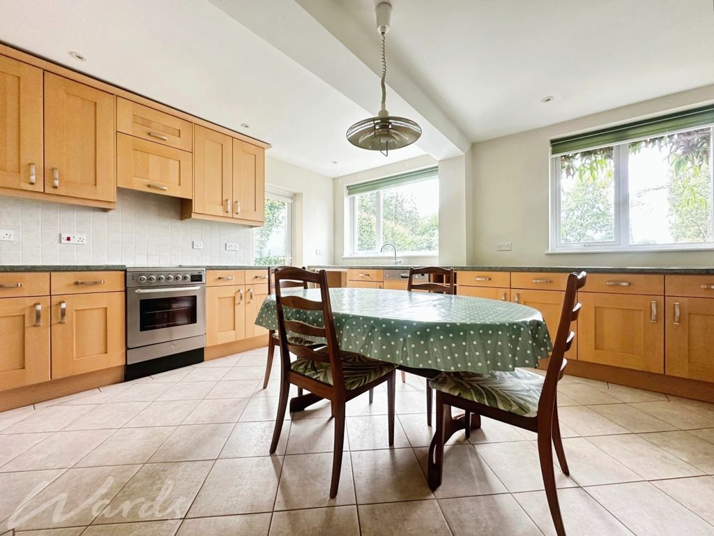 Property photo 2 of 30 Kitchen/Breakfast...
