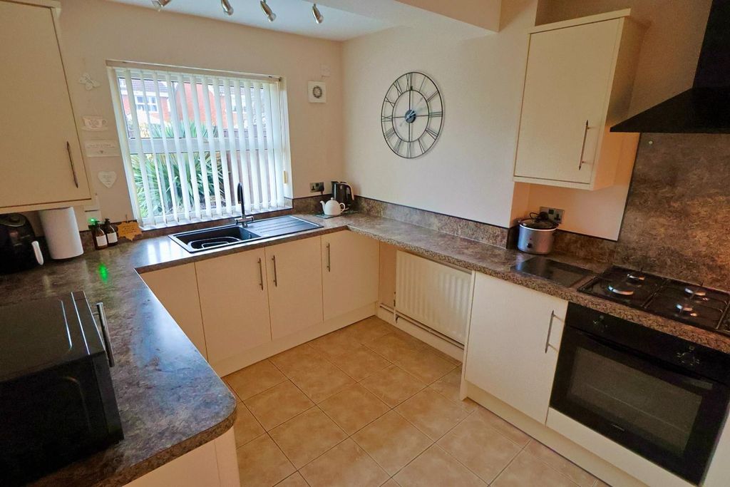 Property photo 3 of 14 Kitchen