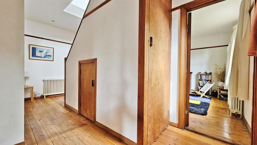 Property photo 3 of 26 Entrance Hall