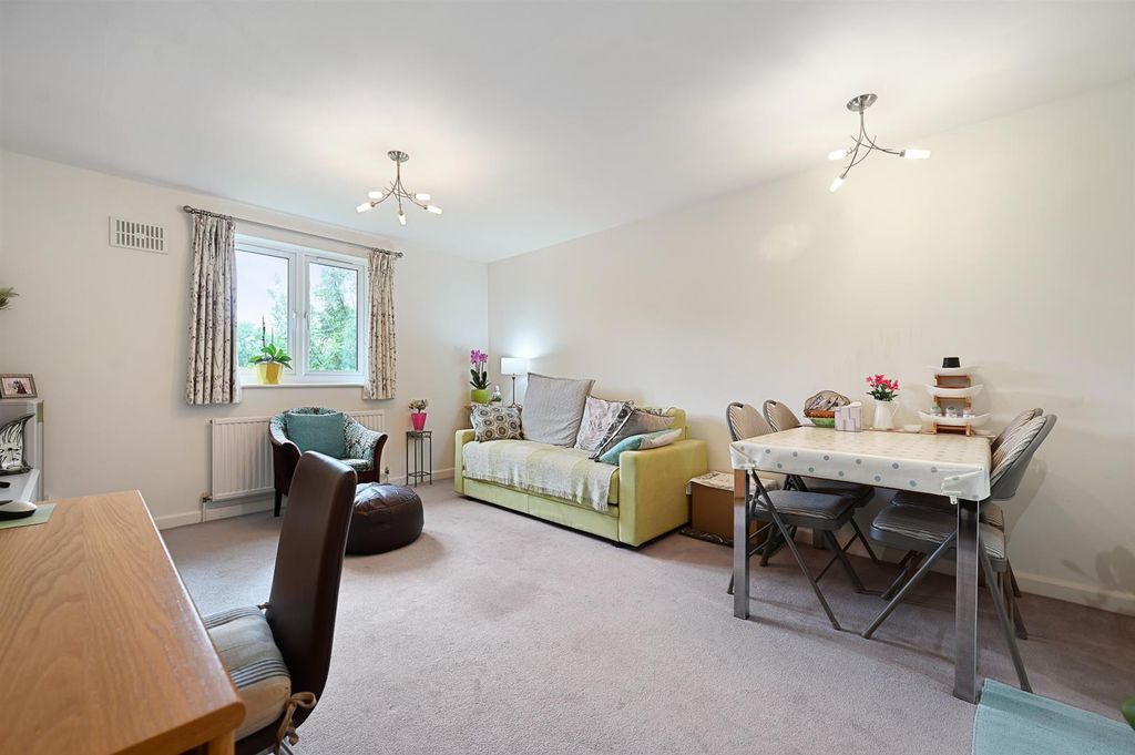 Property photo 2 of 9 Lr - Flat 11, Lion Court - 15 (1).Jpg