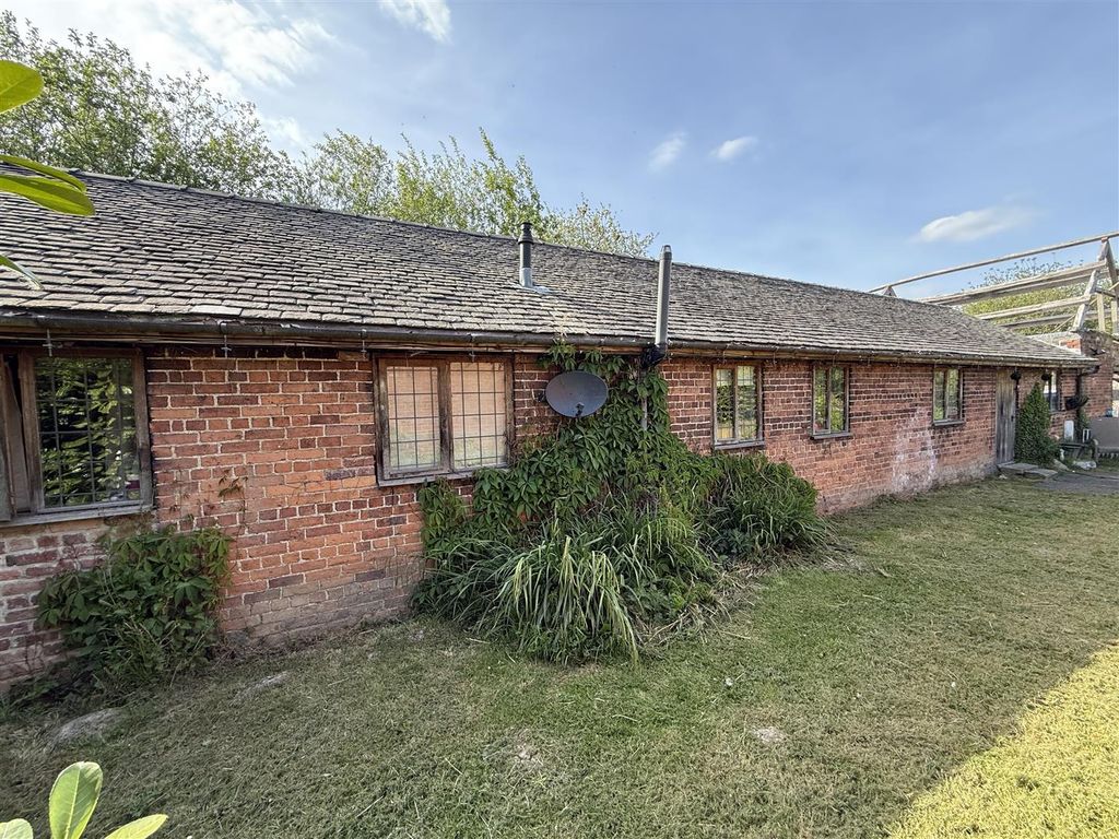 Property photo 2 of 21 Accommodation Comprises