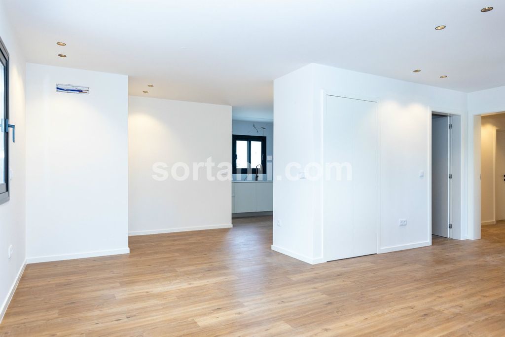 Property photo 1 of 32