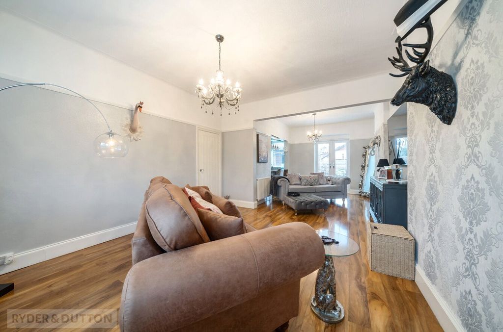 Property photo 3 of 16 Lounge