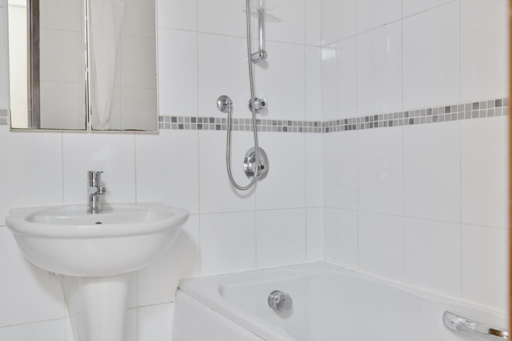 Property photo 3 of 20 Bathroom