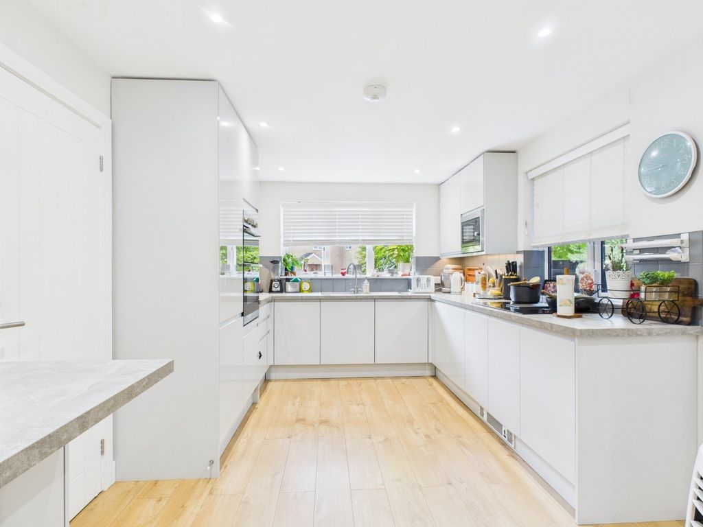 Property photo 2 of 17 Picture No. 11