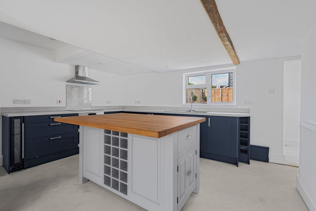 Property photo 2 of 32