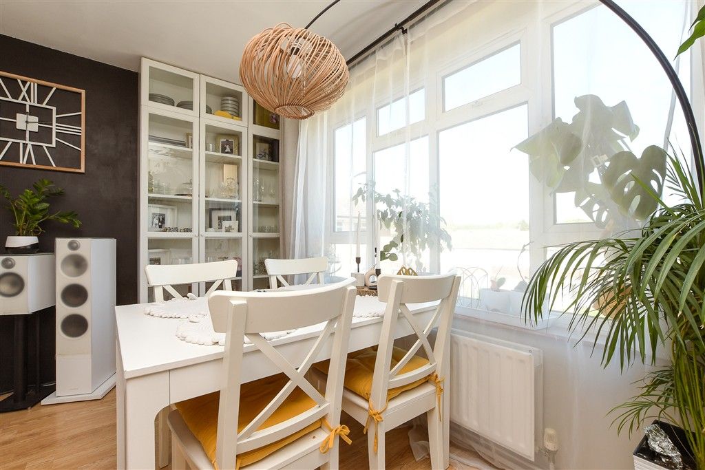 Property photo 3 of 11 Lounge/Dining Area