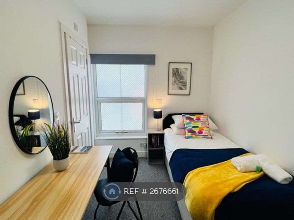 Property photo 3 of 30 Single Ensuite