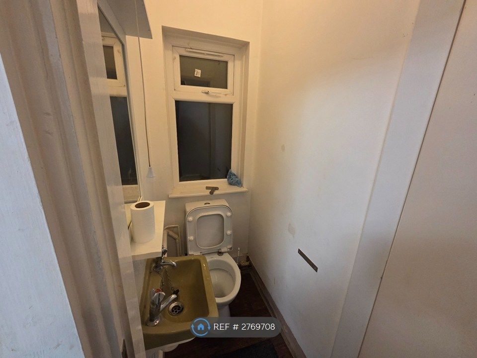 Property photo 3 of 18 Guest Wc