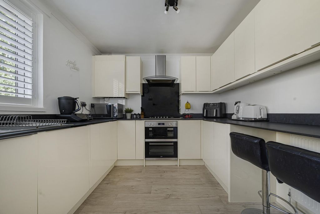 Property photo 2 of 15 Kitchen