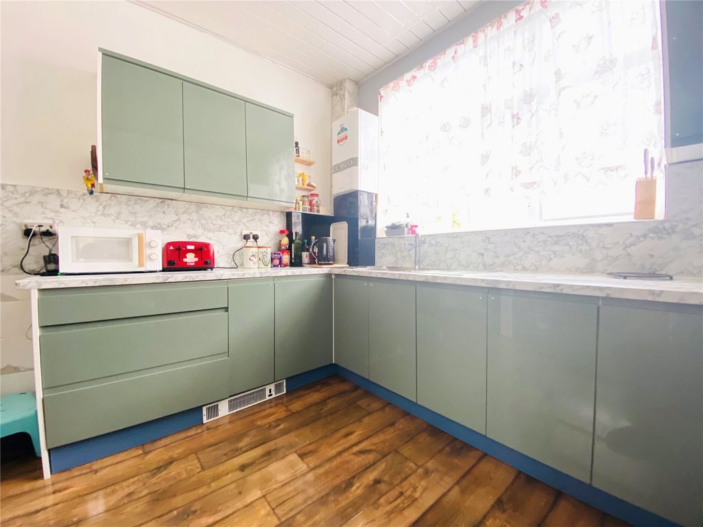 Property photo 3 of 19 Kitchen