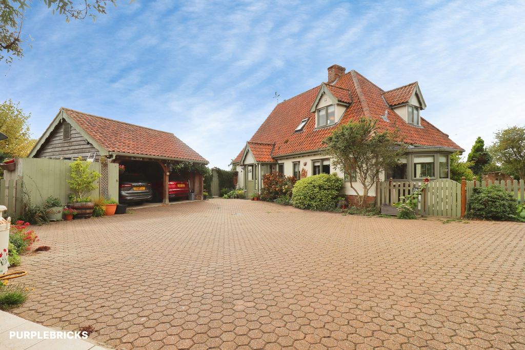 Property photo 1 of 47 Entrance Porch