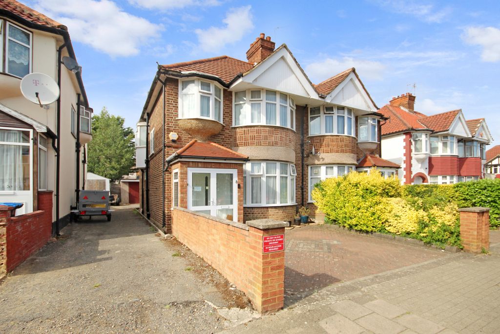 Property photo 1 of 14 Chestnut Grove, Wembley, Middlesex Ha0