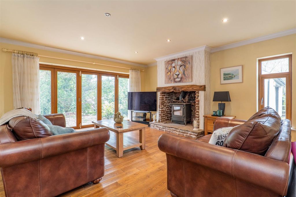 Property photo 2 of 39 Lounge