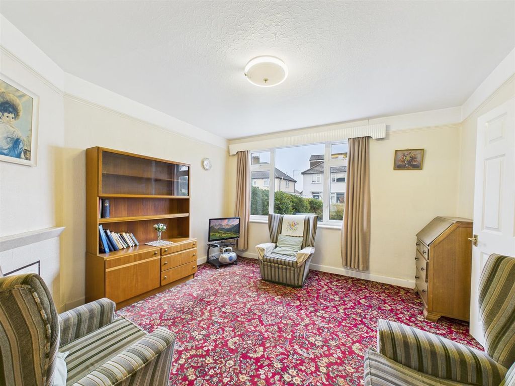 Property photo 3 of 11 Lounge