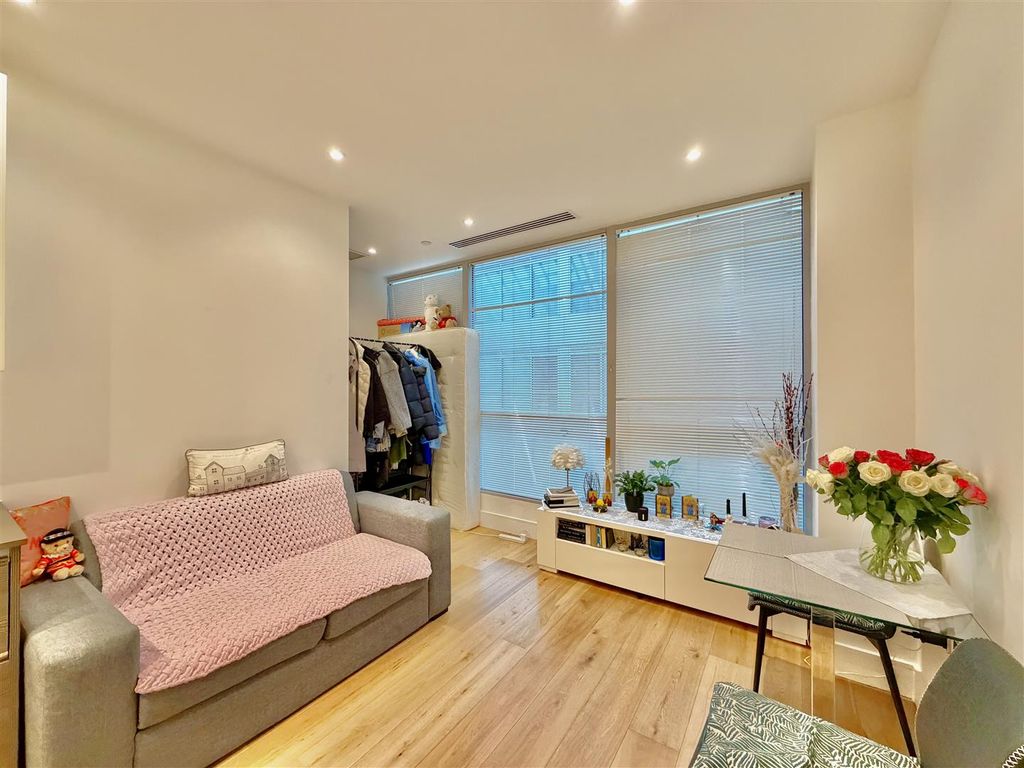 Property photo 2 of 6 Studio