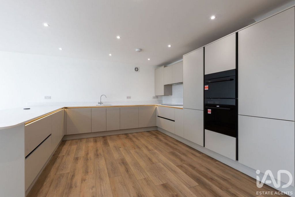 Property photo 3 of 21