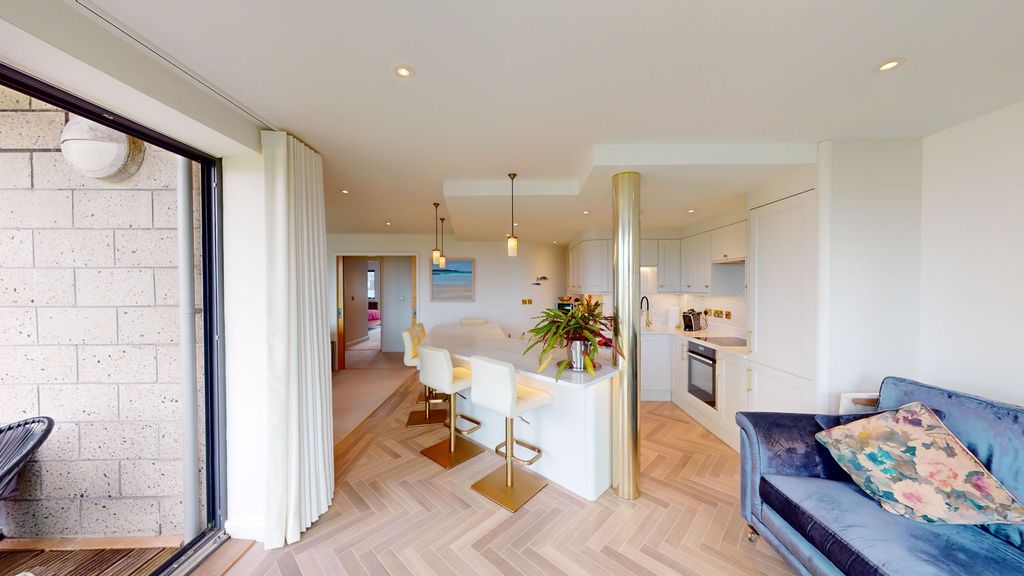 Property photo 3 of 38