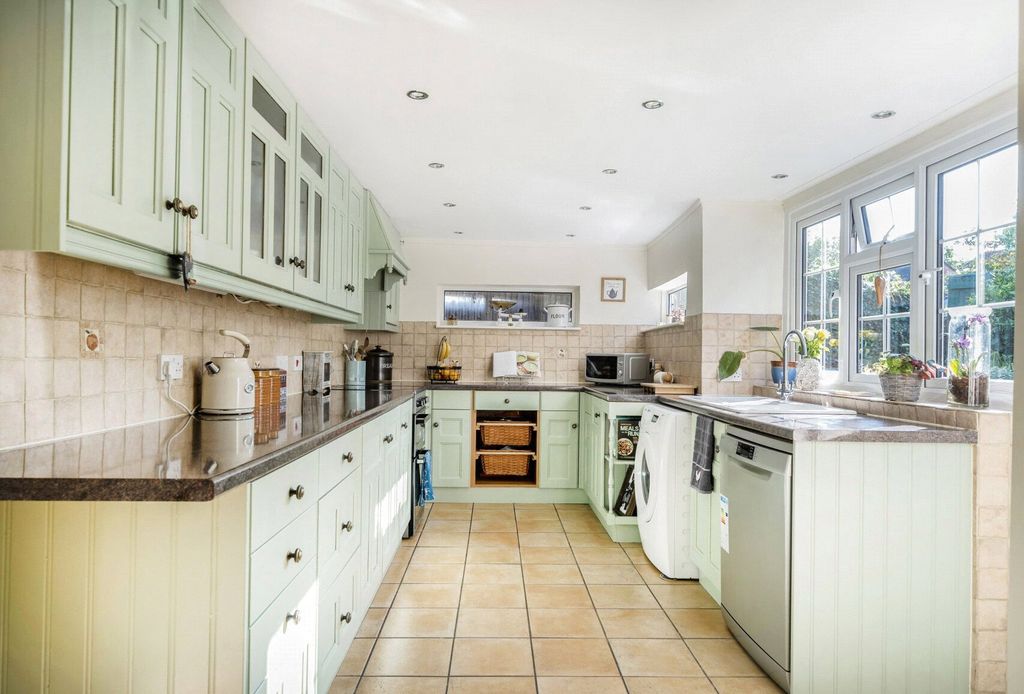 Property photo 2 of 10 Kitchen