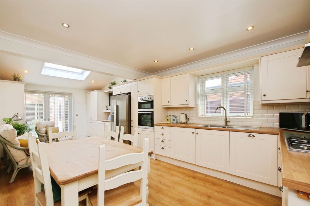 Property photo 2 of 25