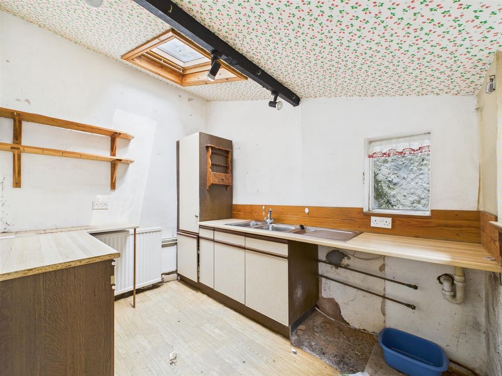 Property photo 3 of 11 Kitchen