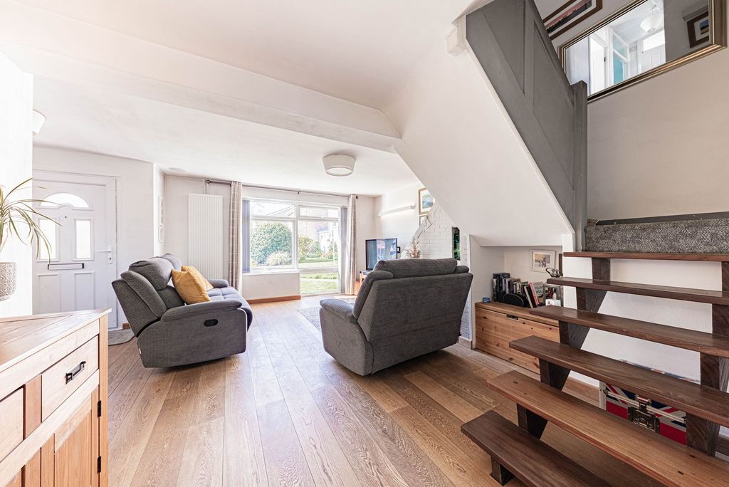 Property photo 2 of 20 Living Room (1)