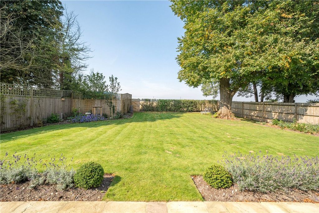 Property photo 2 of 11 Garden
