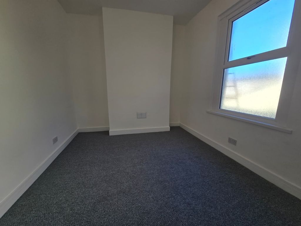 Property photo 3 of 6 Bedroom 3 (1)