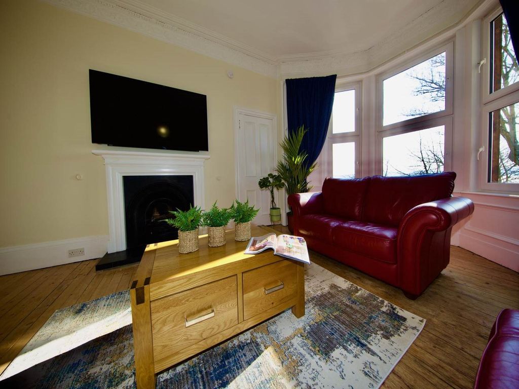 Property photo 2 of 15 103 Living Room