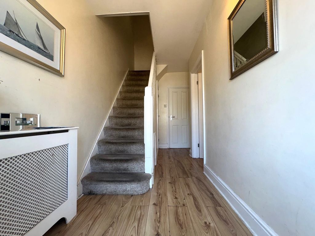 Property photo 3 of 10 72Windsorclosehallway
