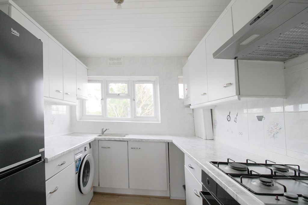 Property photo 2 of 6 Kitchen