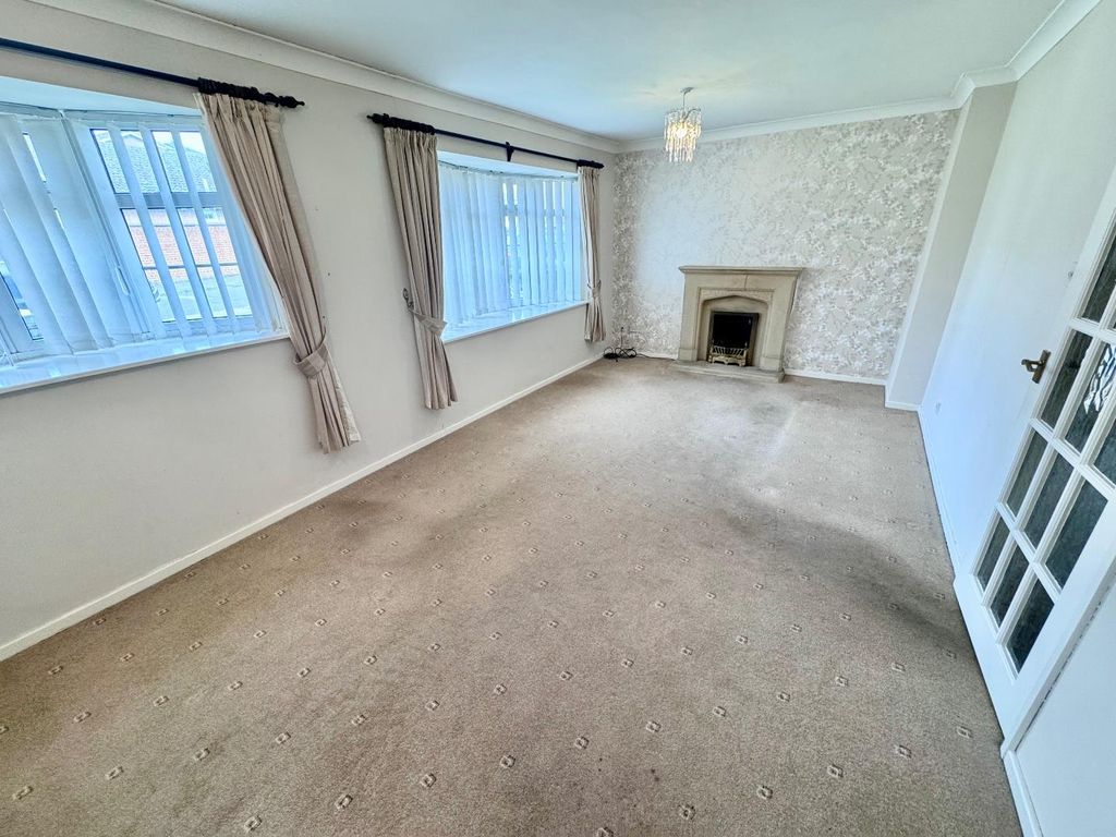 Property photo 3 of 13 Lounge