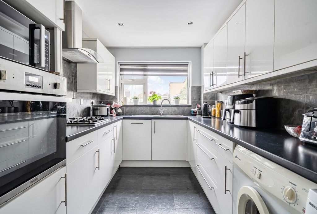Property photo 3 of 16 Kitchen